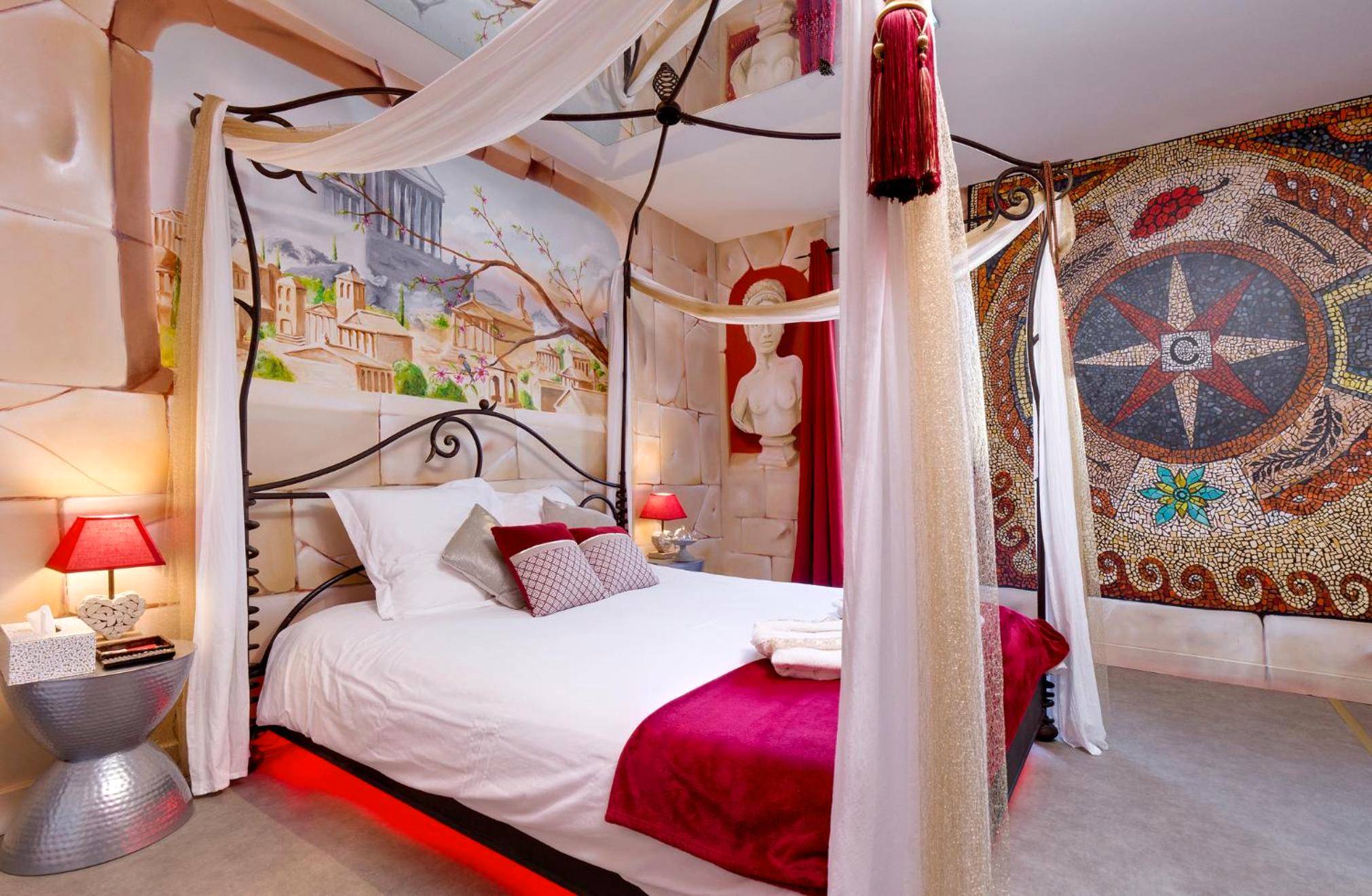 Lit à baldaquin avec voilages et fresque murale - Chambre VENUS avec Jacuzzi privatif