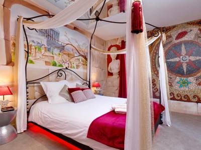 Lit à baldaquin avec voilages et fresque murale - Chambre VENUS avec Jacuzzi privatif