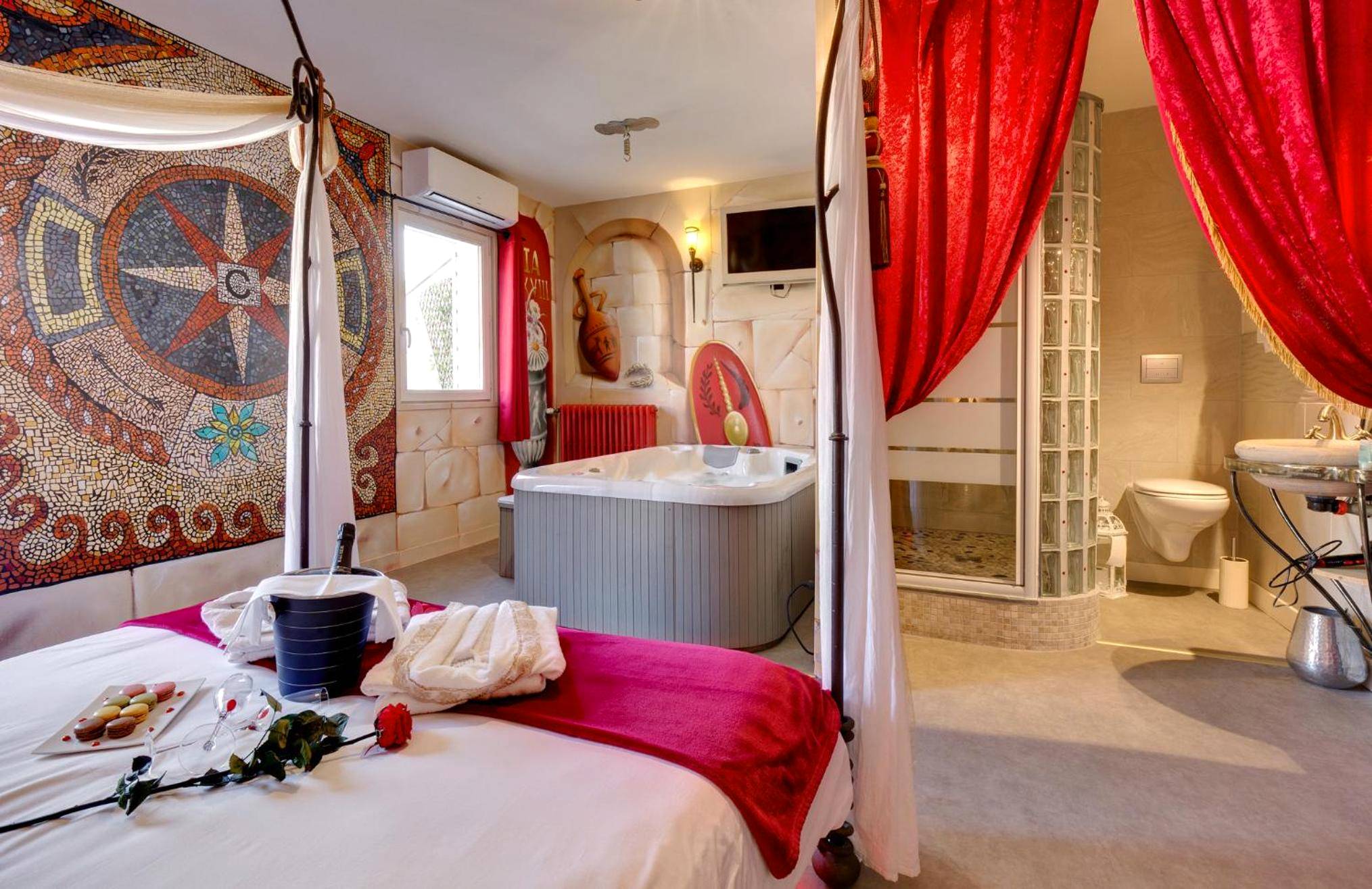 Espace balnéo avec champagne et vue sur chambre - Chambre VENUS avec Jacuzzi privatif