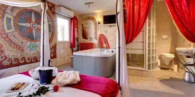 Espace balnéo avec champagne et vue sur chambre - Chambre VENUS avec Jacuzzi privatif