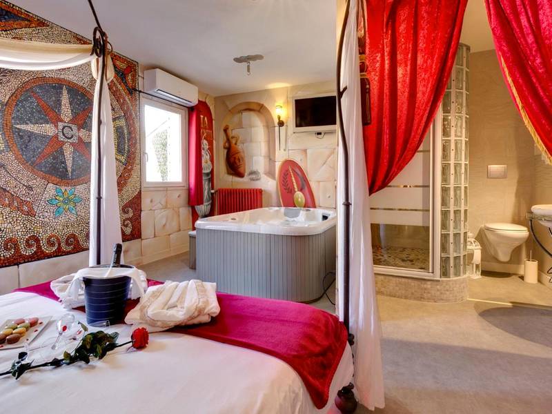 Espace balnéo avec champagne et vue sur chambre - Chambre VENUS avec Jacuzzi privatif