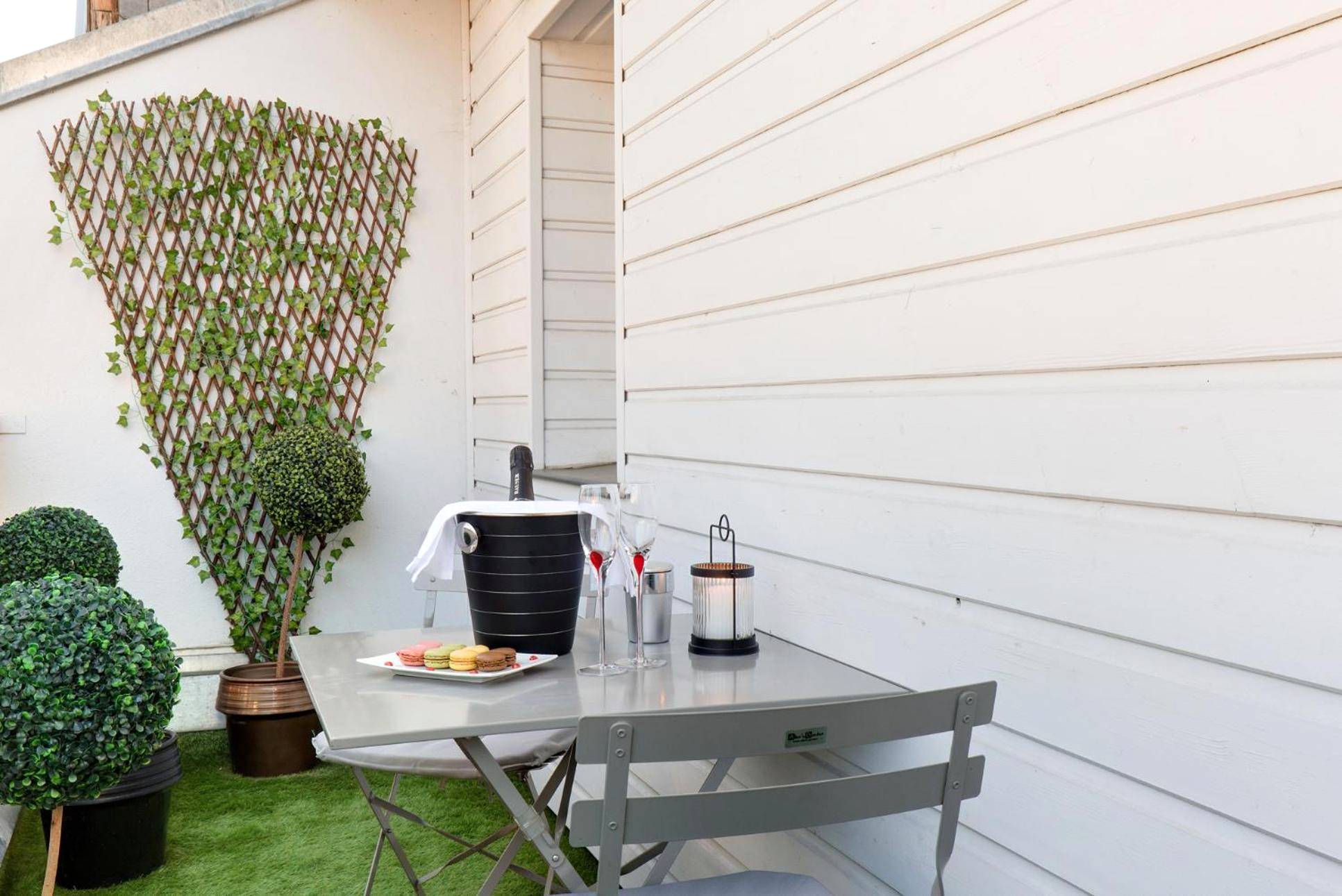 Terrasse privée avec table, champagne et macarons - Chambre VENUS avec Jacuzzi privatif