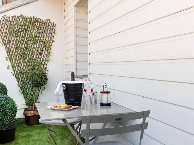 Terrasse privée avec table, champagne et macarons - Chambre VENUS avec Jacuzzi privatif