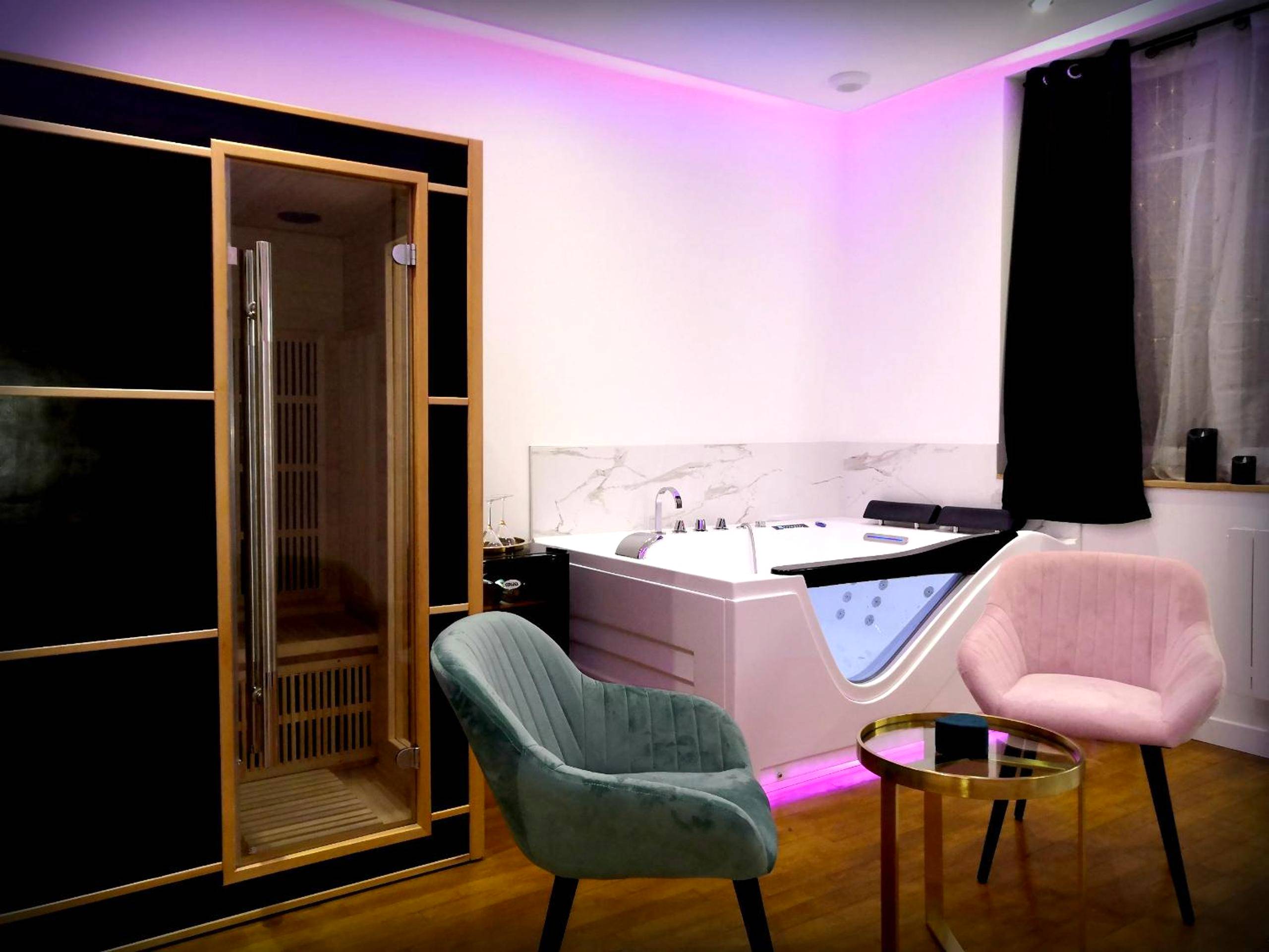 Sauna infrarouge et baignoire balnéo - Love Room Dijon - Le Vénus - Appartement SPA Privatif Balnéo Sauna