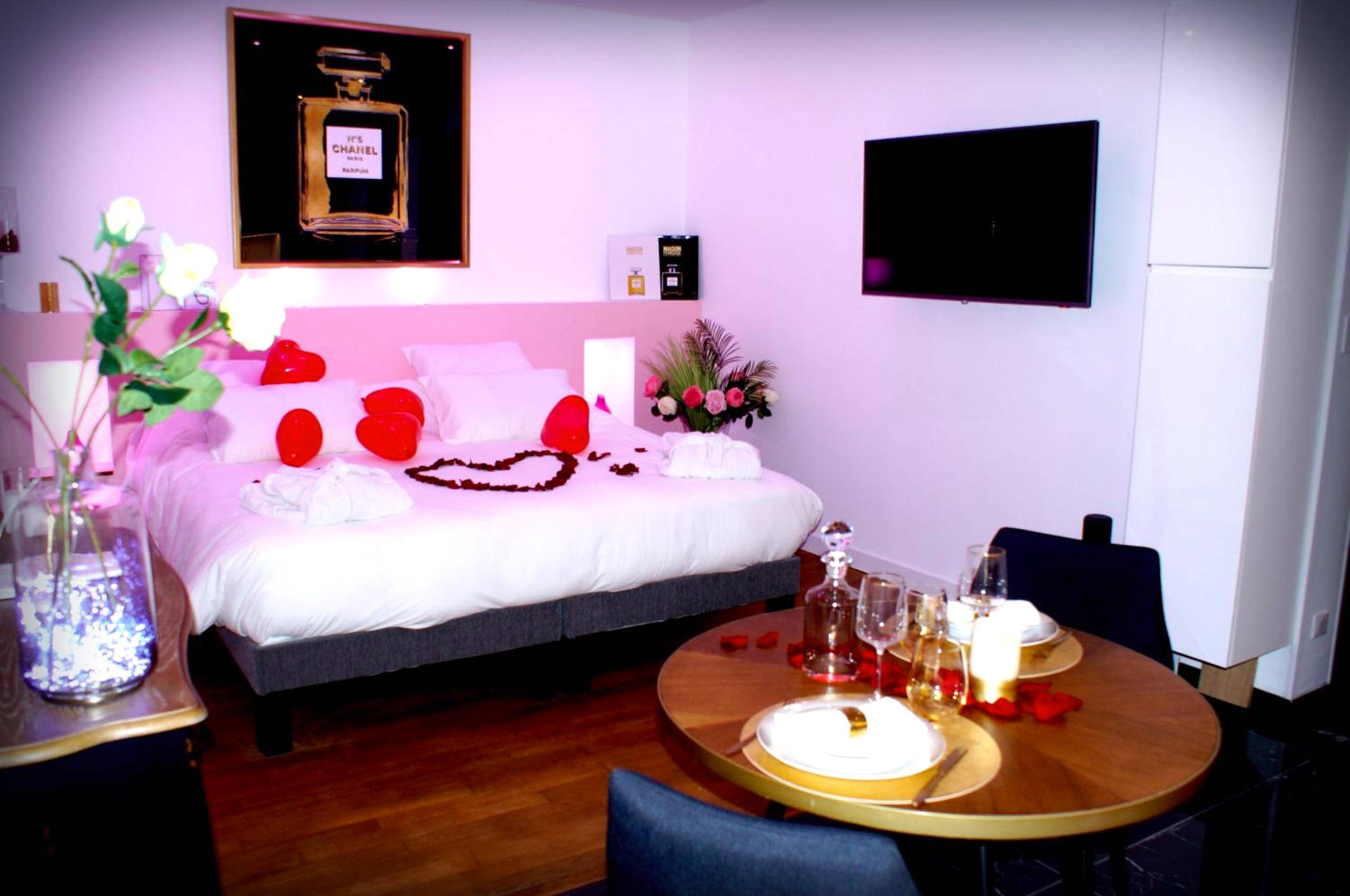 Lit décoré de ballons et table dressée - Le Vénus - Appartement SPA Privatif Balnéo Sauna