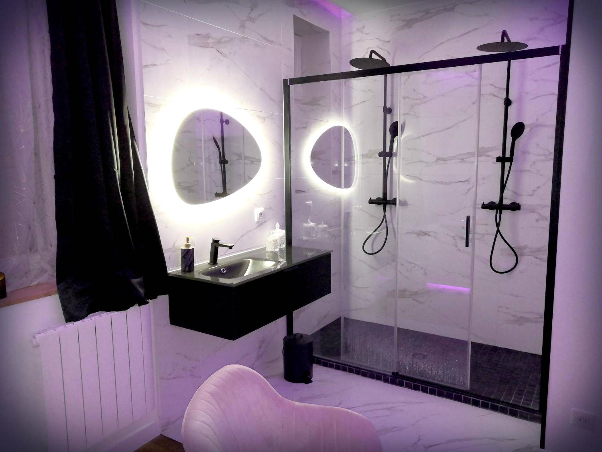 Double douche à l'italienne et miroirs LED - Le Vénus - Appartement SPA Privatif Balnéo Sauna