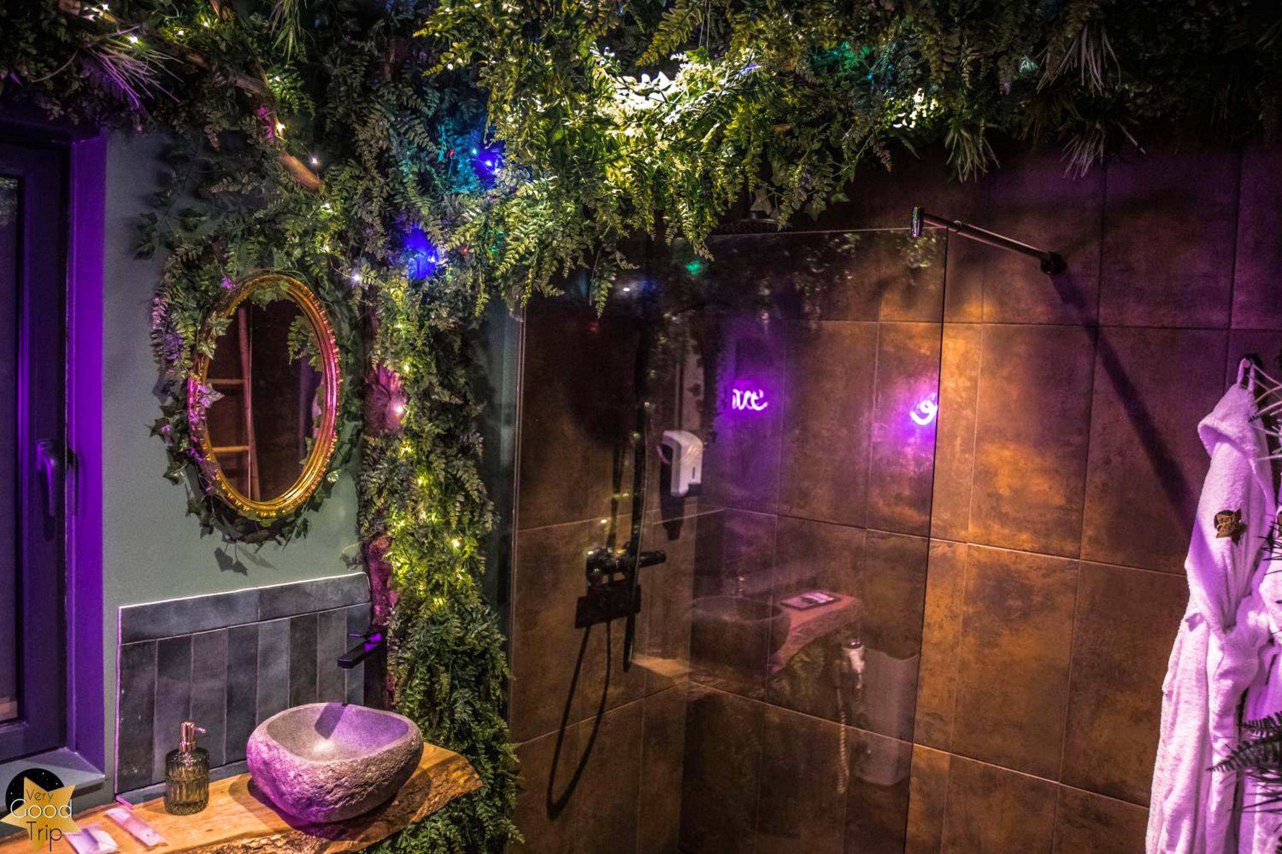 Photo du logement - Loveroom Very Good Trip chambre avec jacuzzi privatif