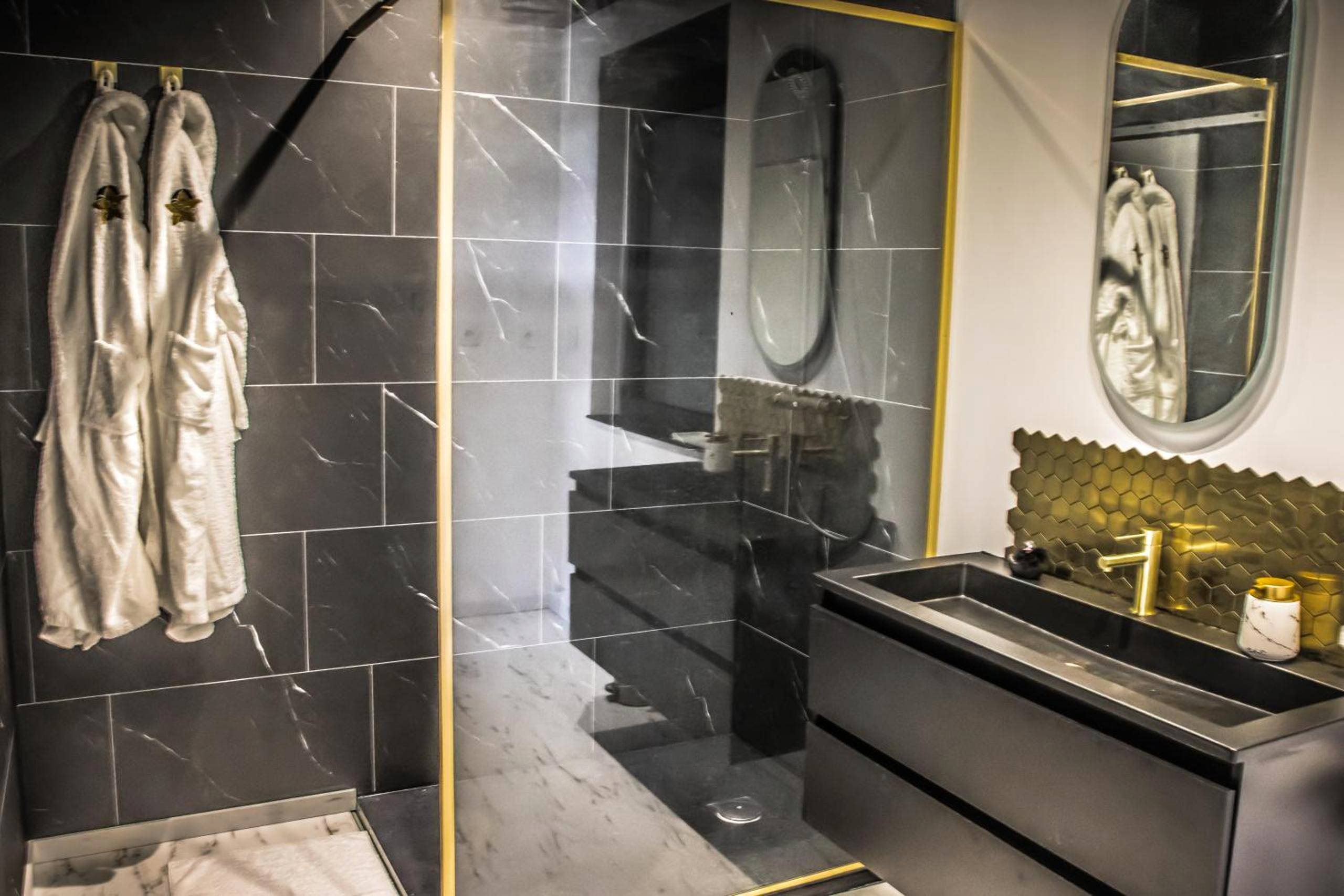 Photo du logement - Loveroom Very Good Trip chambre avec jacuzzi privatif - Staple