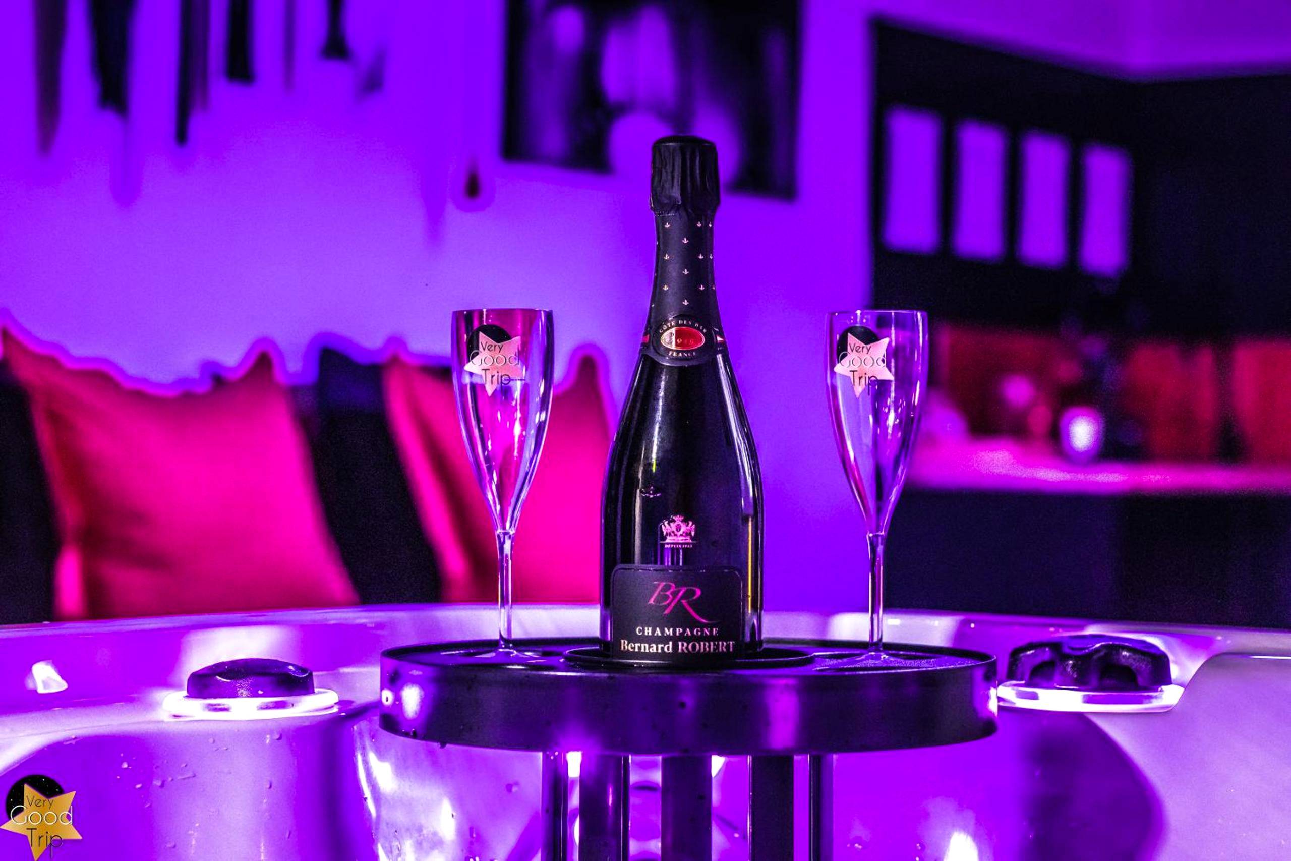 Vue du logement - Loveroom Very Good Trip chambre avec jacuzzi privatif