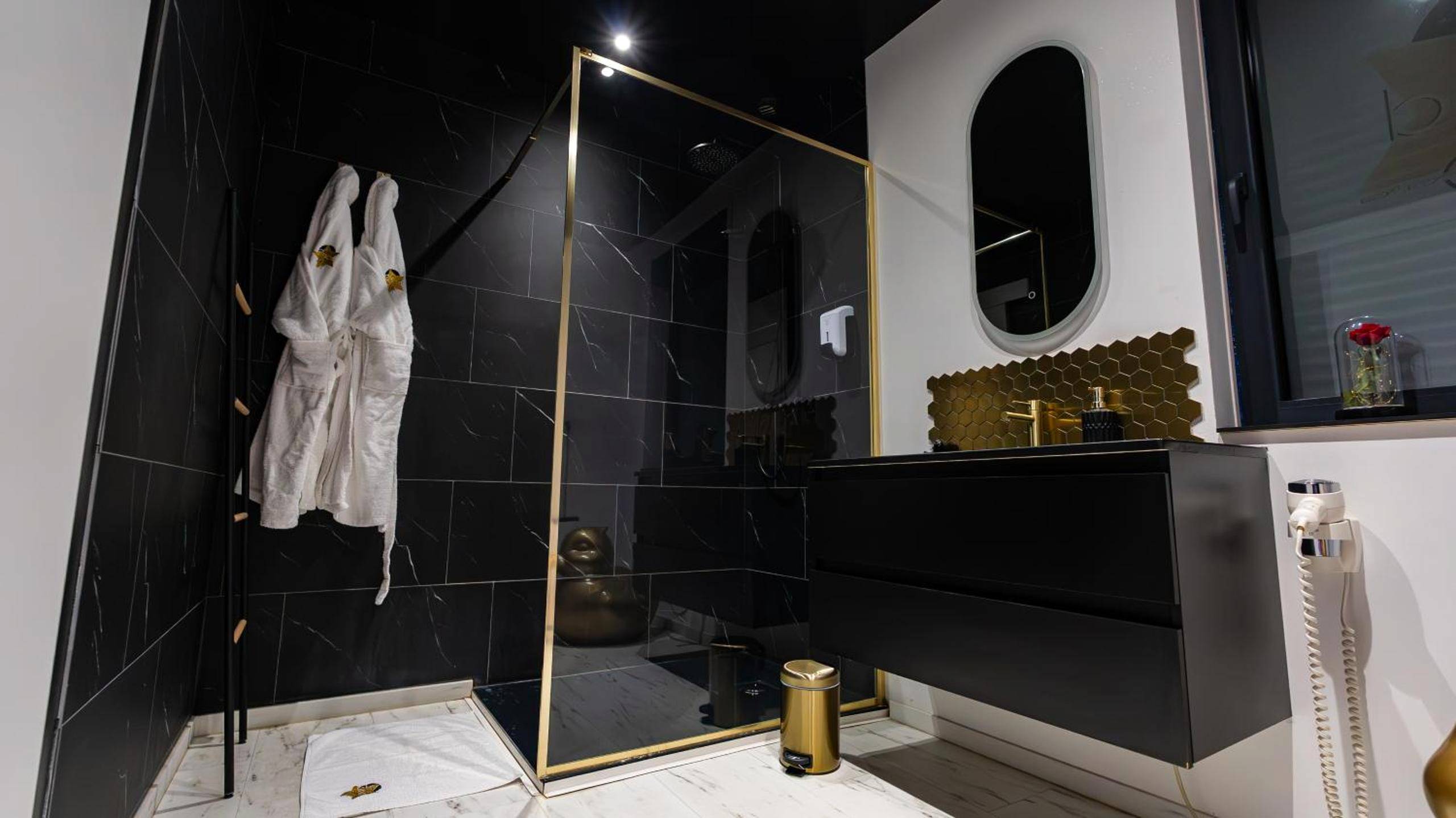 Photo du logement - Loveroom Very Good Trip chambre avec jacuzzi privatif