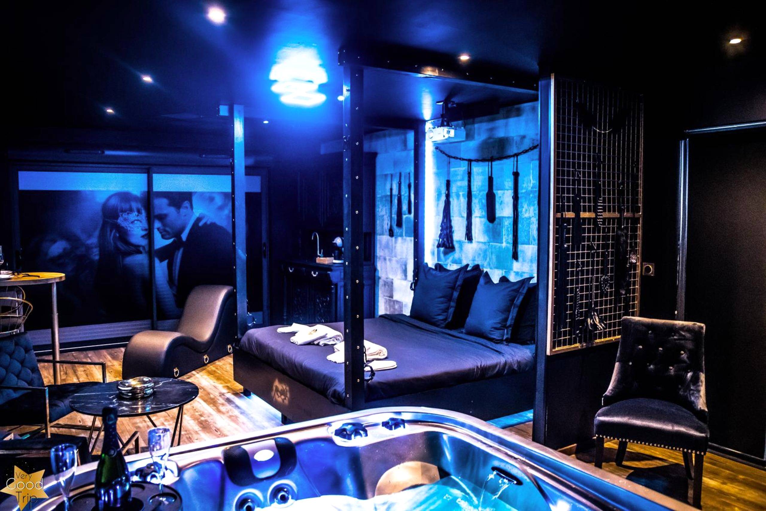 Photo du logement - Loveroom Very Good Trip chambre avec jacuzzi privatif - Staple