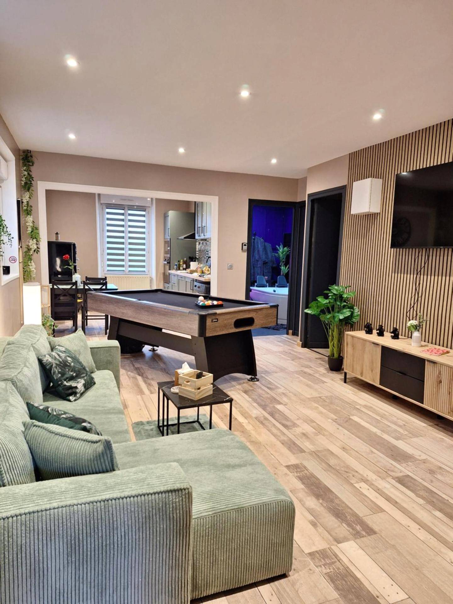 Salon avec billard et canapé d'angle vert - Love Room Condé - en - Normandie - Love Room la Vida