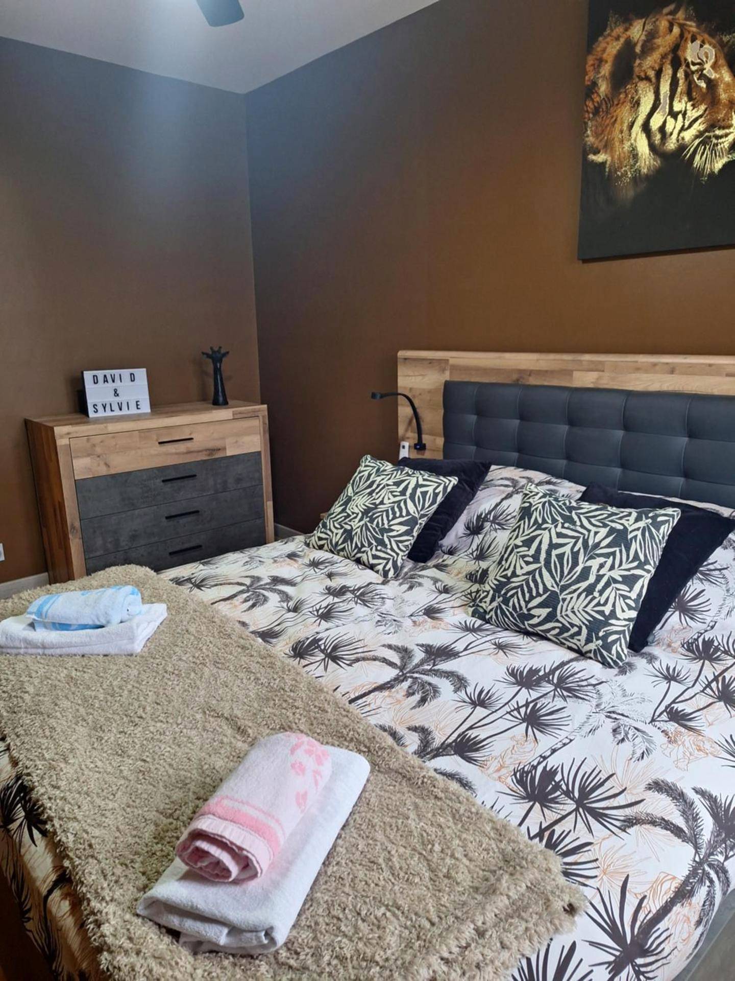 Chambre avec lit double et tableau de tigre - Love Room la Vida