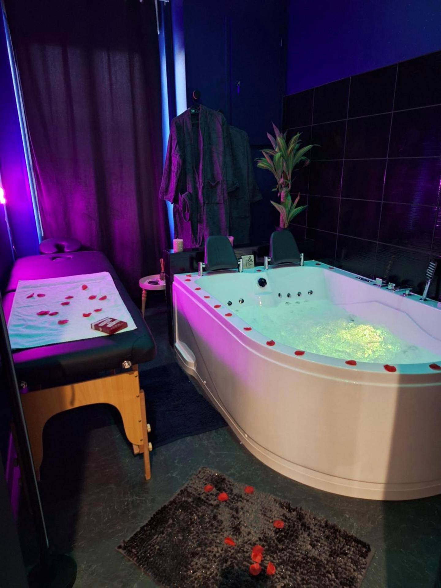 Jacuzzi privatif et table de massage - Love Room la Vida