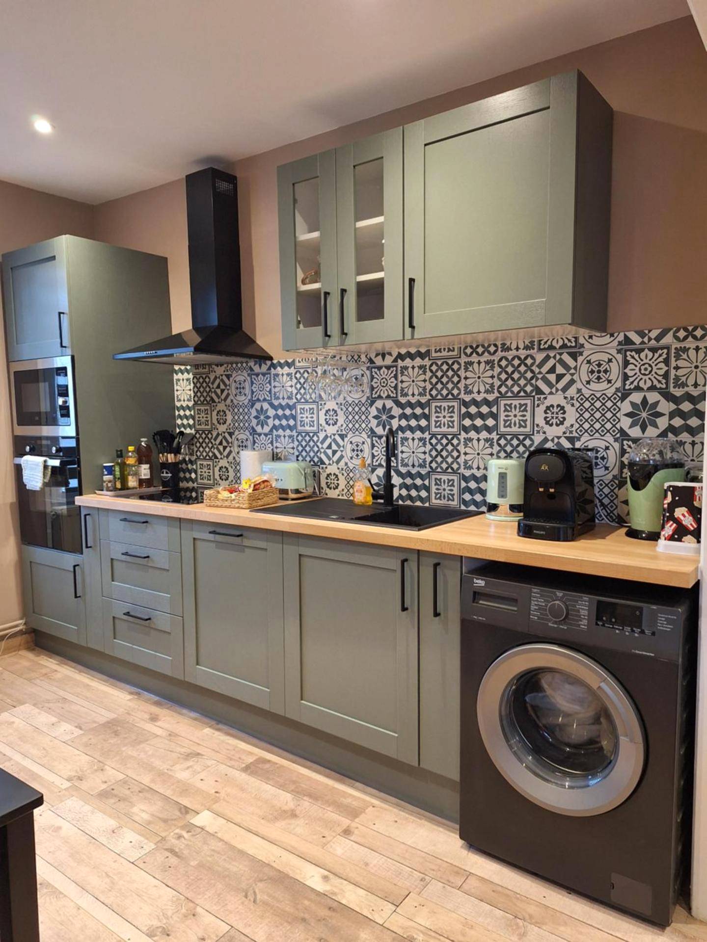 Cuisine équipée avec crédence à motifs - Love Room la Vida