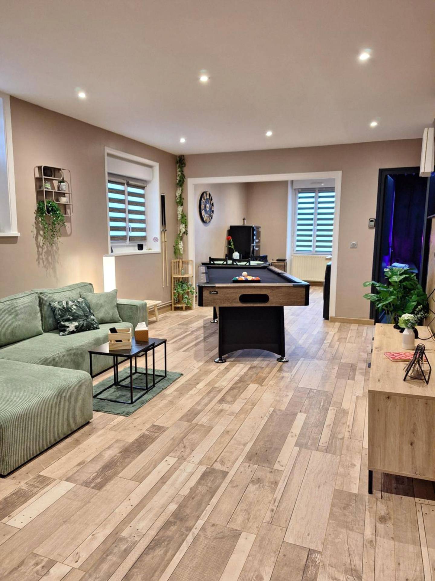 Espace de vie ouvert avec billard central - Love Room la Vida