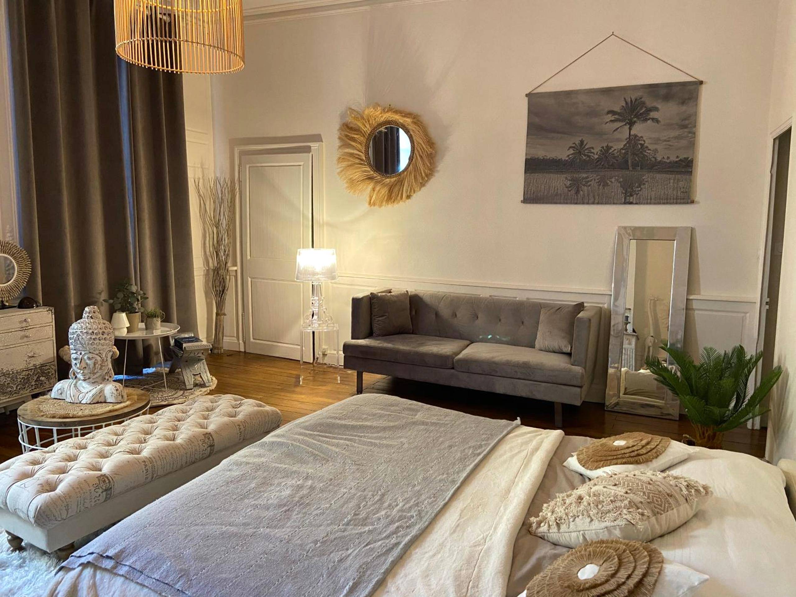 Chambre spacieuse à la décoration bohème chic - Vieille rose