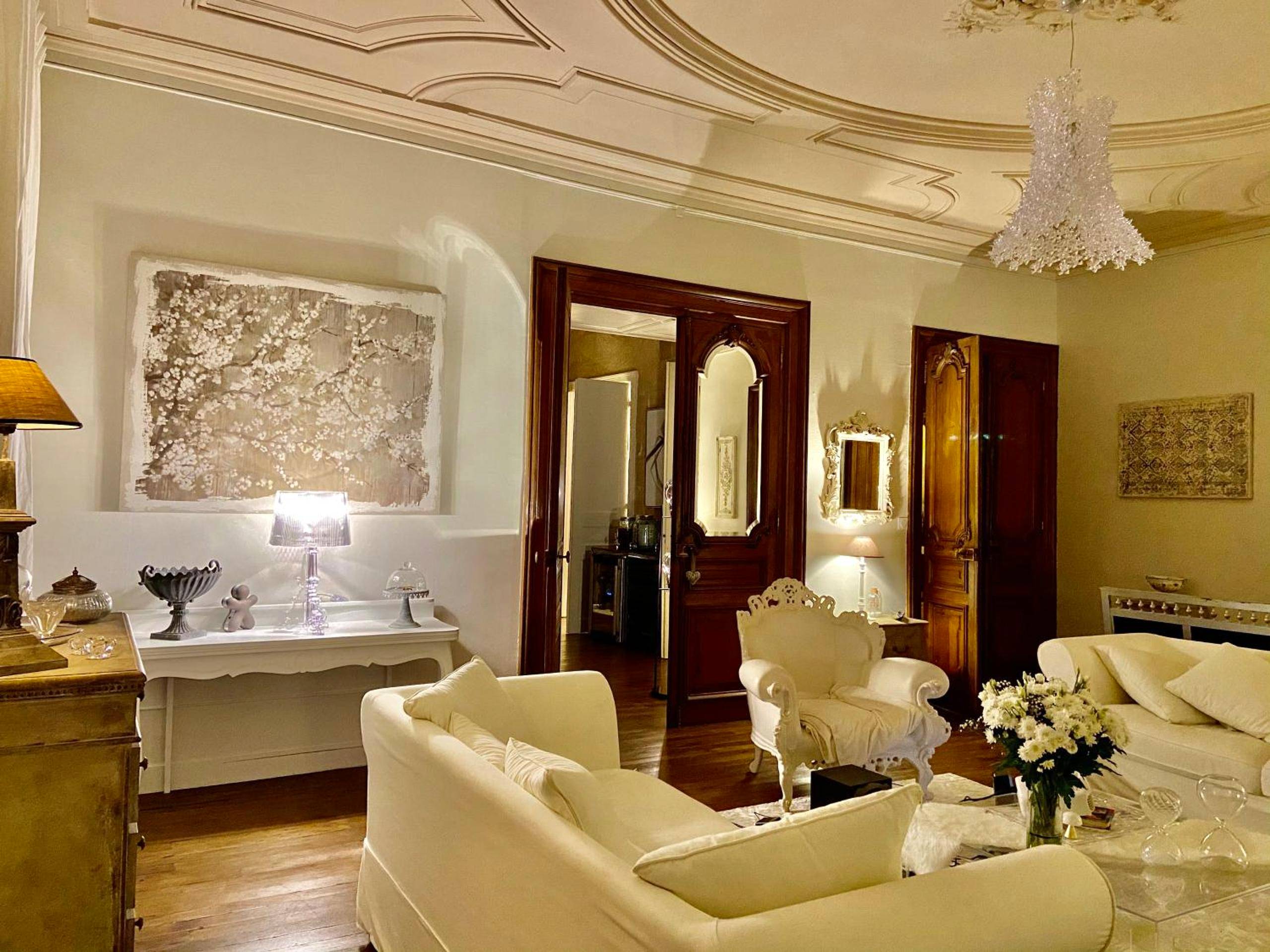 Salon élégant avec moulures et canapés blancs - Vieille rose