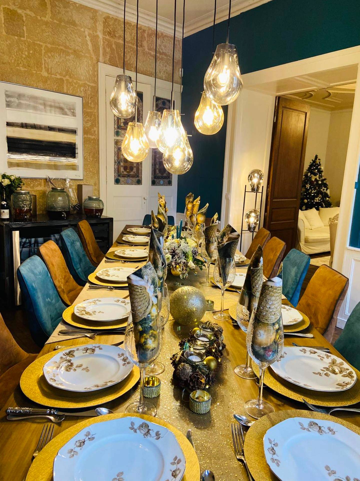 Grande table de salle à manger dressée - Vieille rose