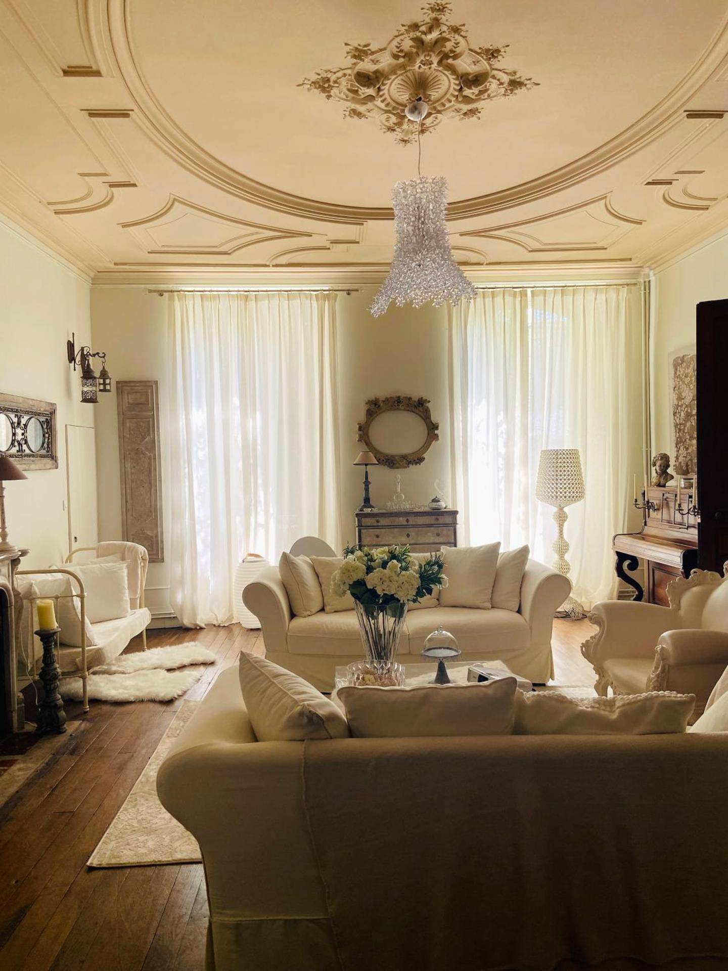 Vaste séjour lumineux avec plafond sculpté - Vieille rose
