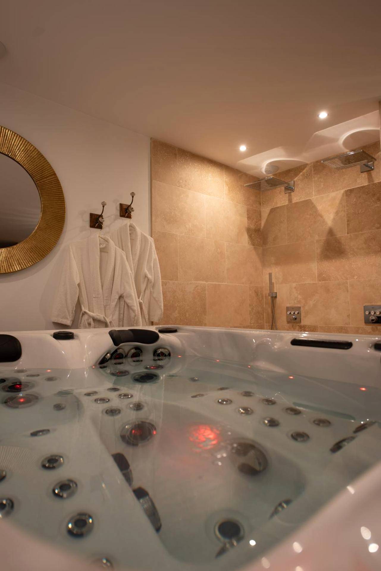 Jacuzzi privatif et peignoirs blancs - Love Room Romorantin - Lanthenay - Viens on s'aime - Séjour romantique avec spa...
