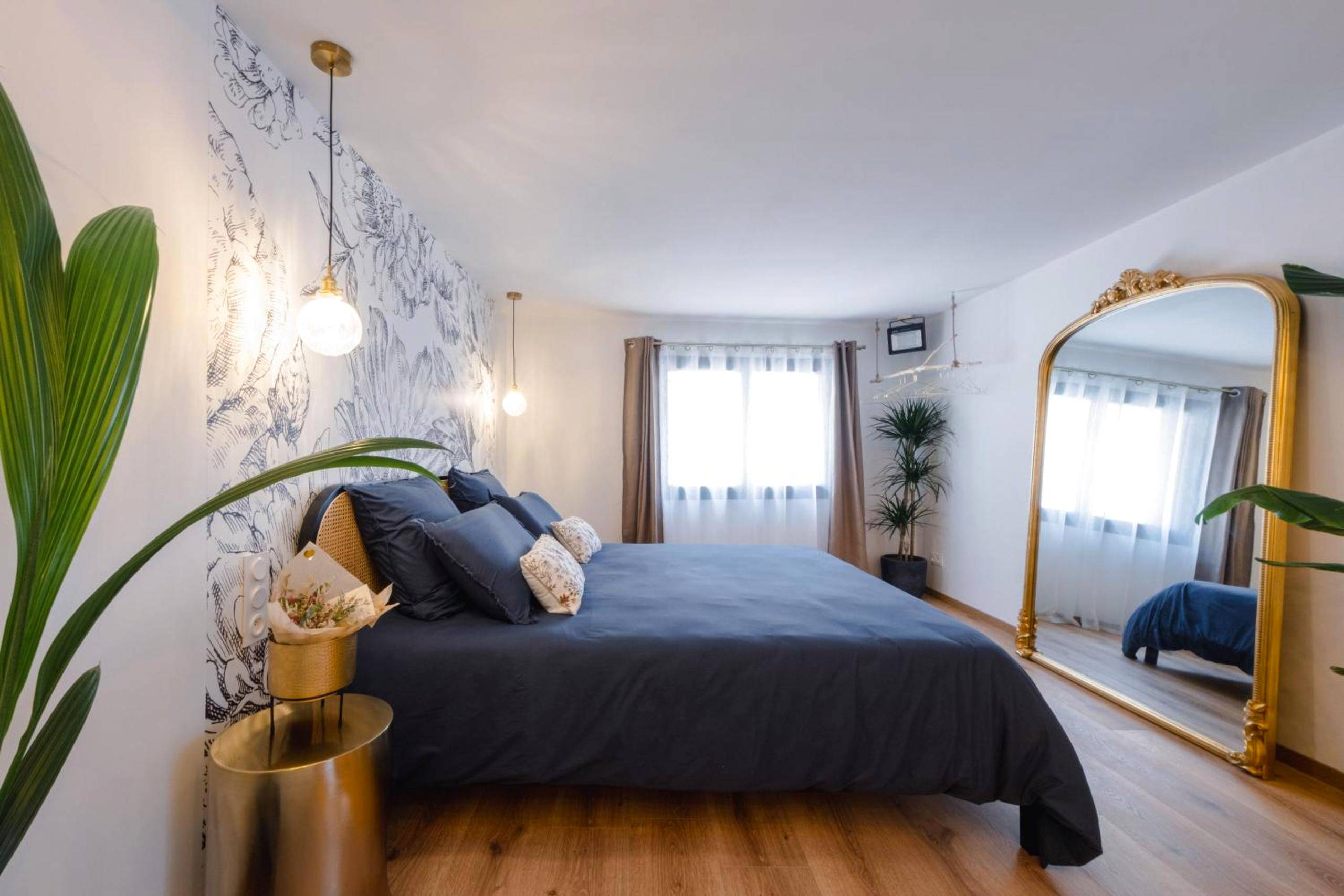 Chambre avec lit king size et grand miroir doré - Viens on s'aime - Séjour romantique avec spa privatif près du Zoo de...