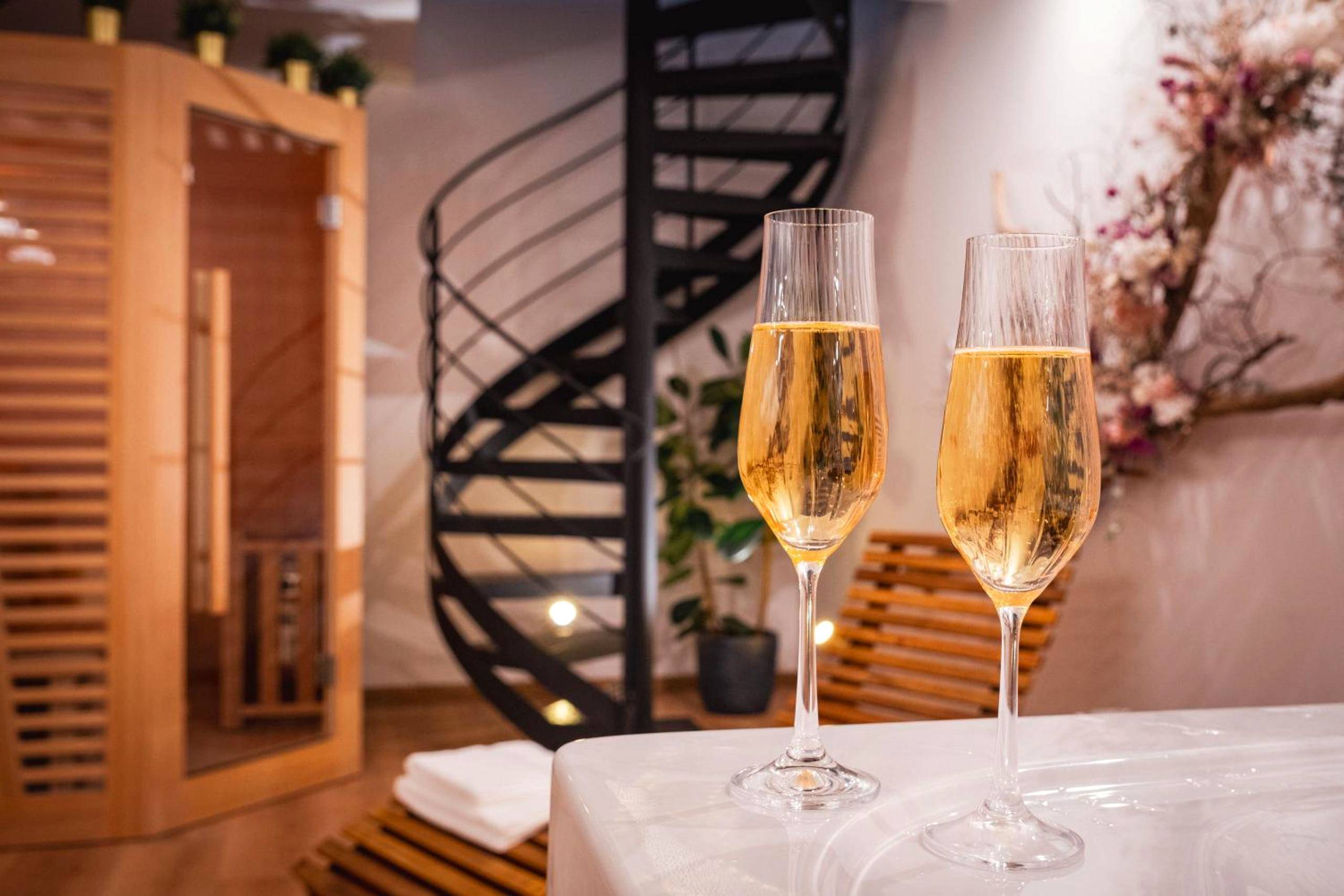 Coupes de champagne devant sauna et escalier - Viens on s'aime - Séjour romantique avec spa privatif près du Zoo de Beauval