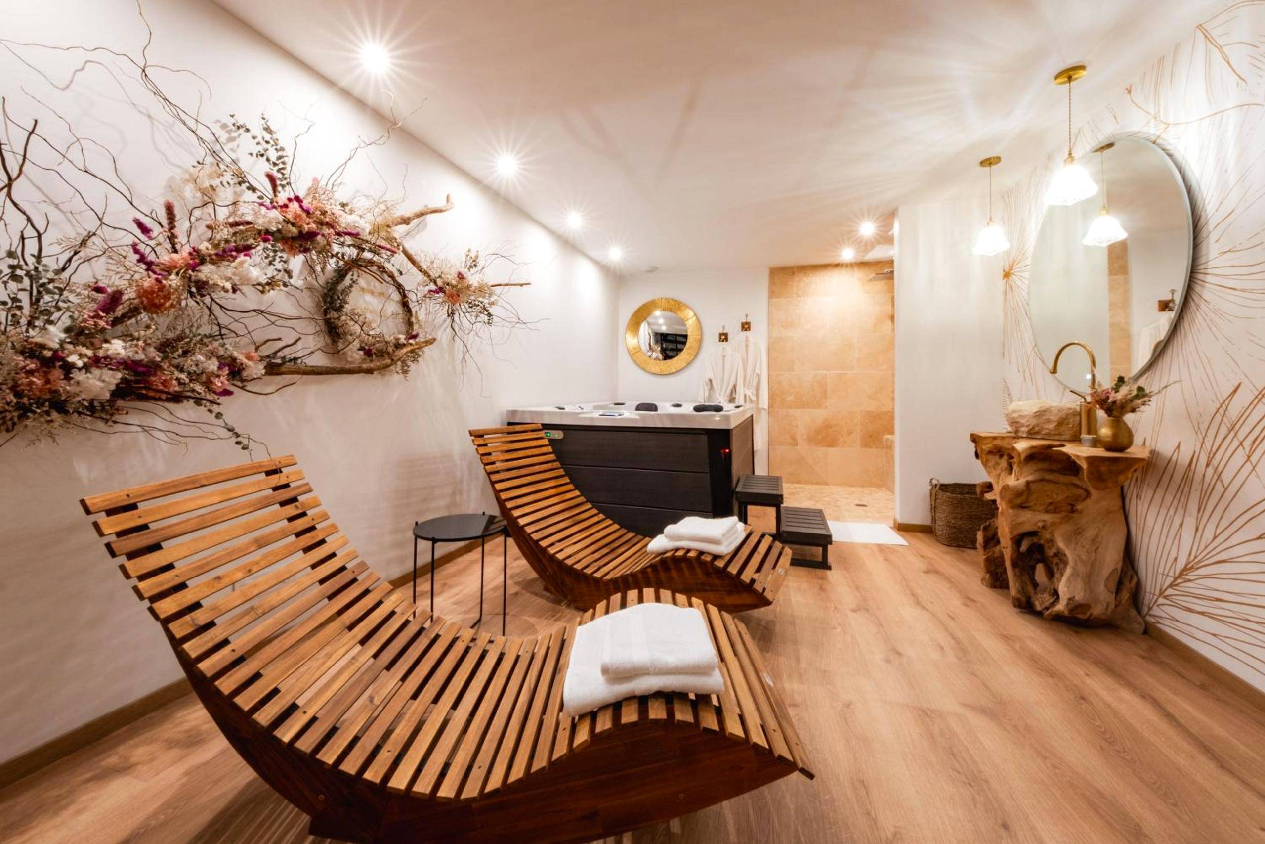 Chaises longues en bois et espace spa - Viens on s'aime - Séjour romantique avec spa privatif près du Zoo de Beauval