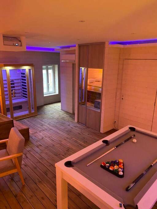 Billard blanc et sauna dans salon boisé - Love Room Aubière - La Vigne d'Aubière 2