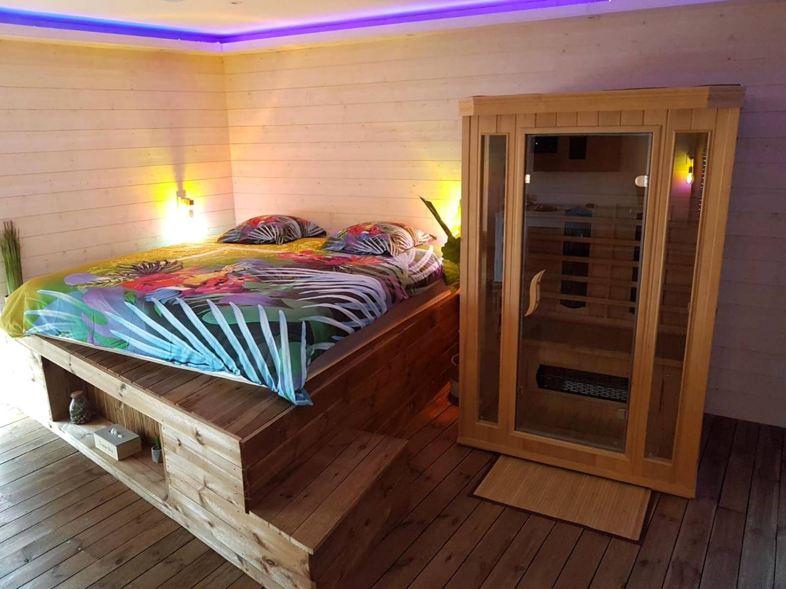 Lit sur estrade en bois et sauna privatif - La Vigne d'Aubière 2