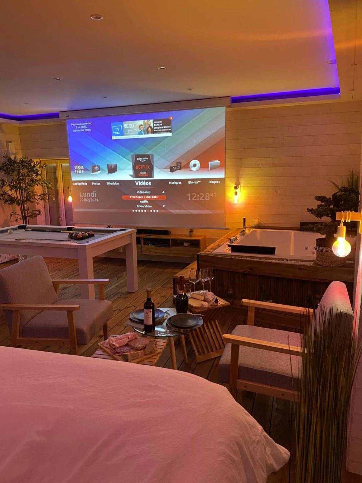 Écran de projection géant et espace détente - La Vigne d'Aubière 2