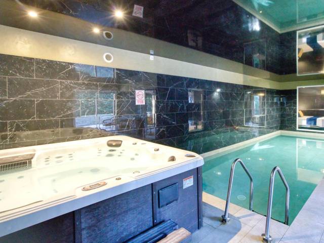Piscine intérieure avec éclairage bleu - Villa 2pers Lorgues Piscine, Spa, Hammam