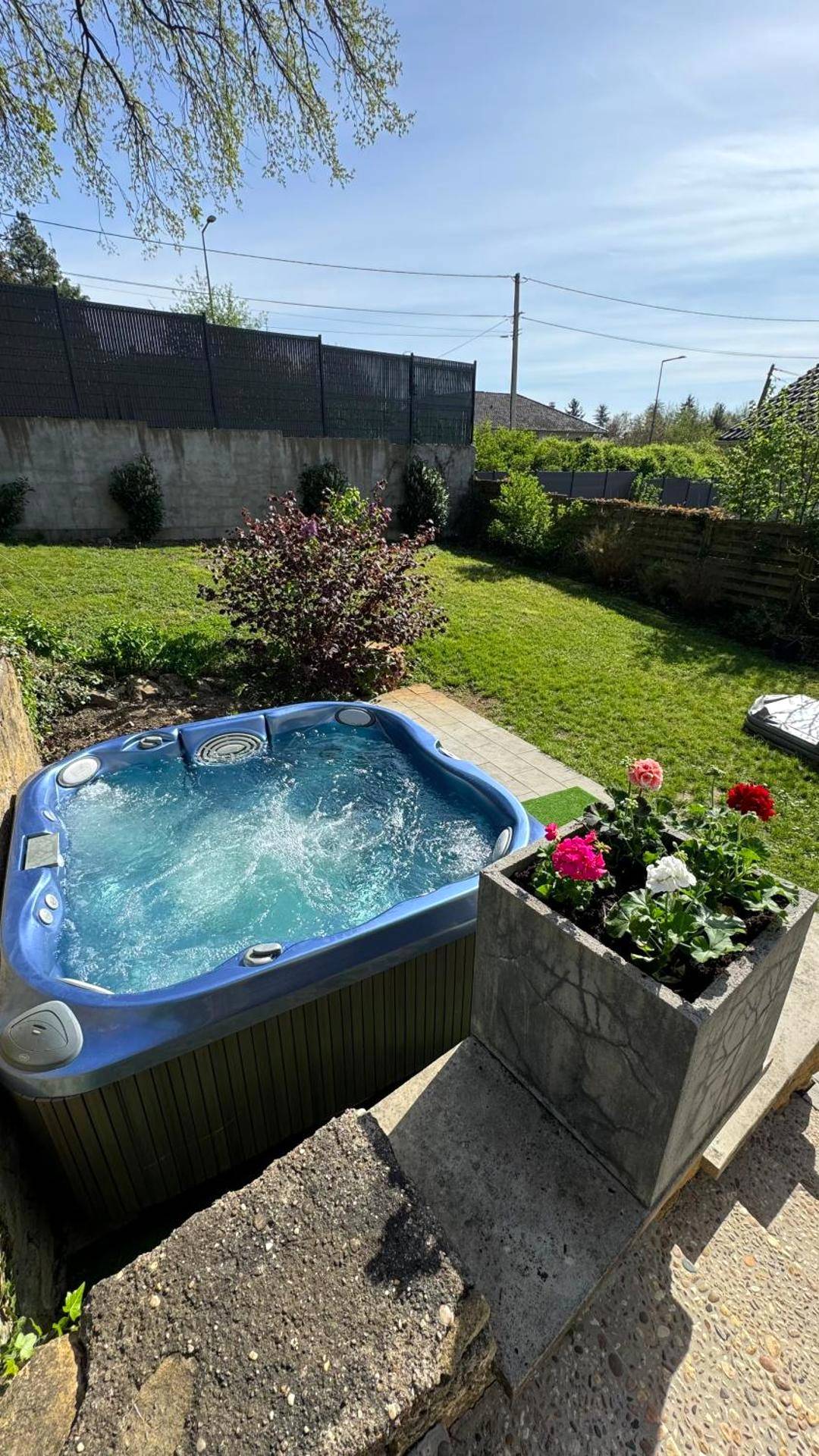 Jacuzzi extérieur dans jardin privé - Love Room Metz - Villa Alba avec piscine et Spa