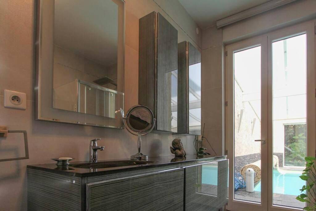 Salle de bain moderne avec vue sur piscine - Villa Alba avec piscine et Spa