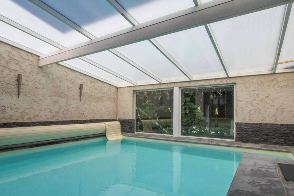 Piscine intérieure sous verrière lumineuse - Villa Alba avec piscine et Spa