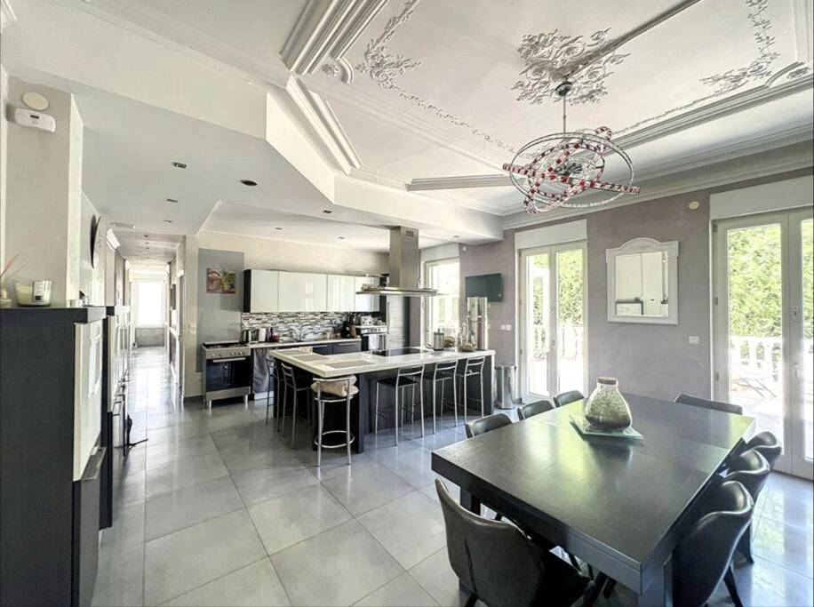 Grande pièce de vie avec cuisine et salle à manger - Villa Alba avec piscine et Spa