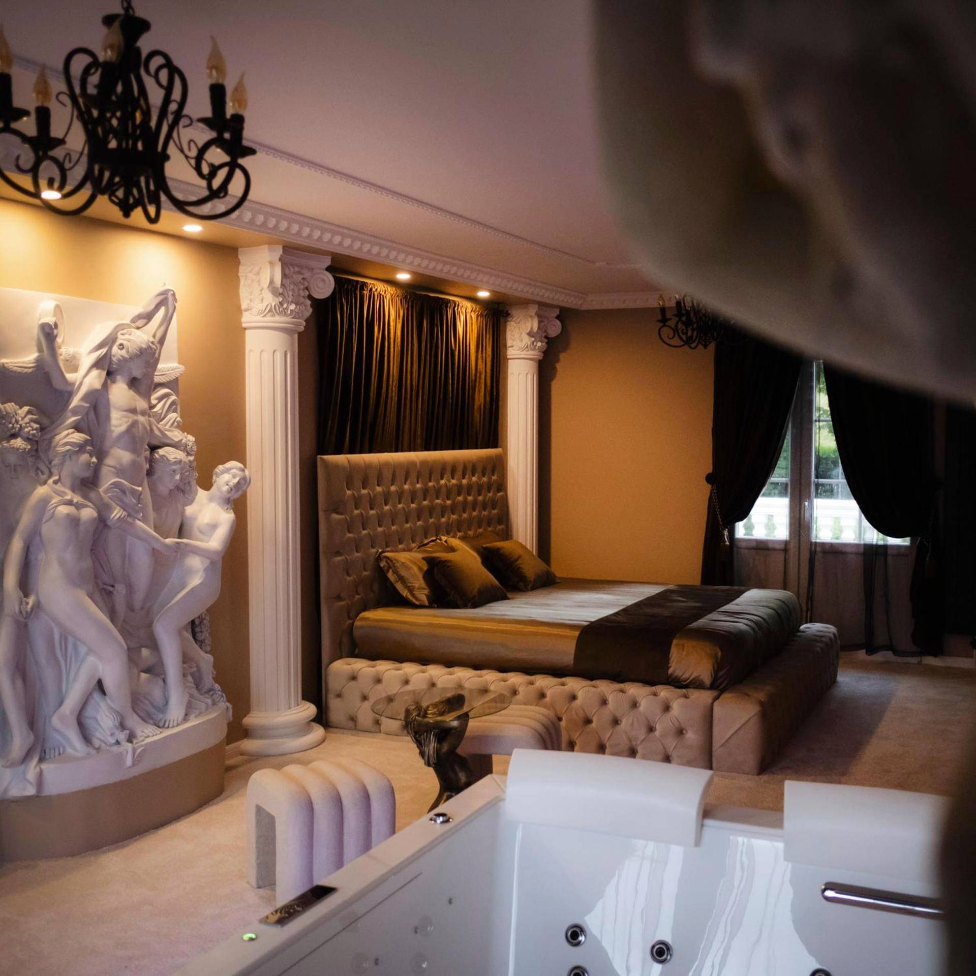 Chambre de luxe avec statues et jacuzzi - Love Room Thionville - Villa - Aphrodia love room