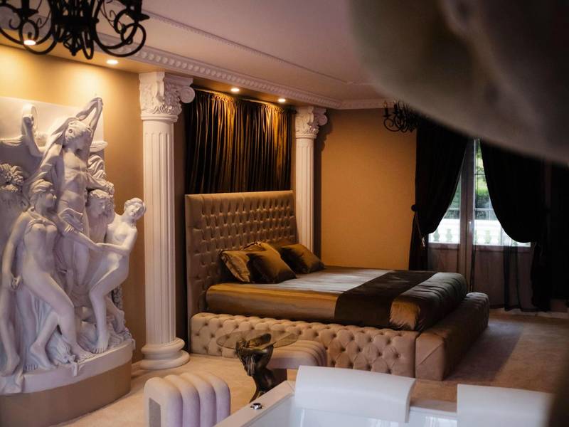 Chambre de luxe avec statues et jacuzzi - Love Room Thionville - Villa - Aphrodia love room