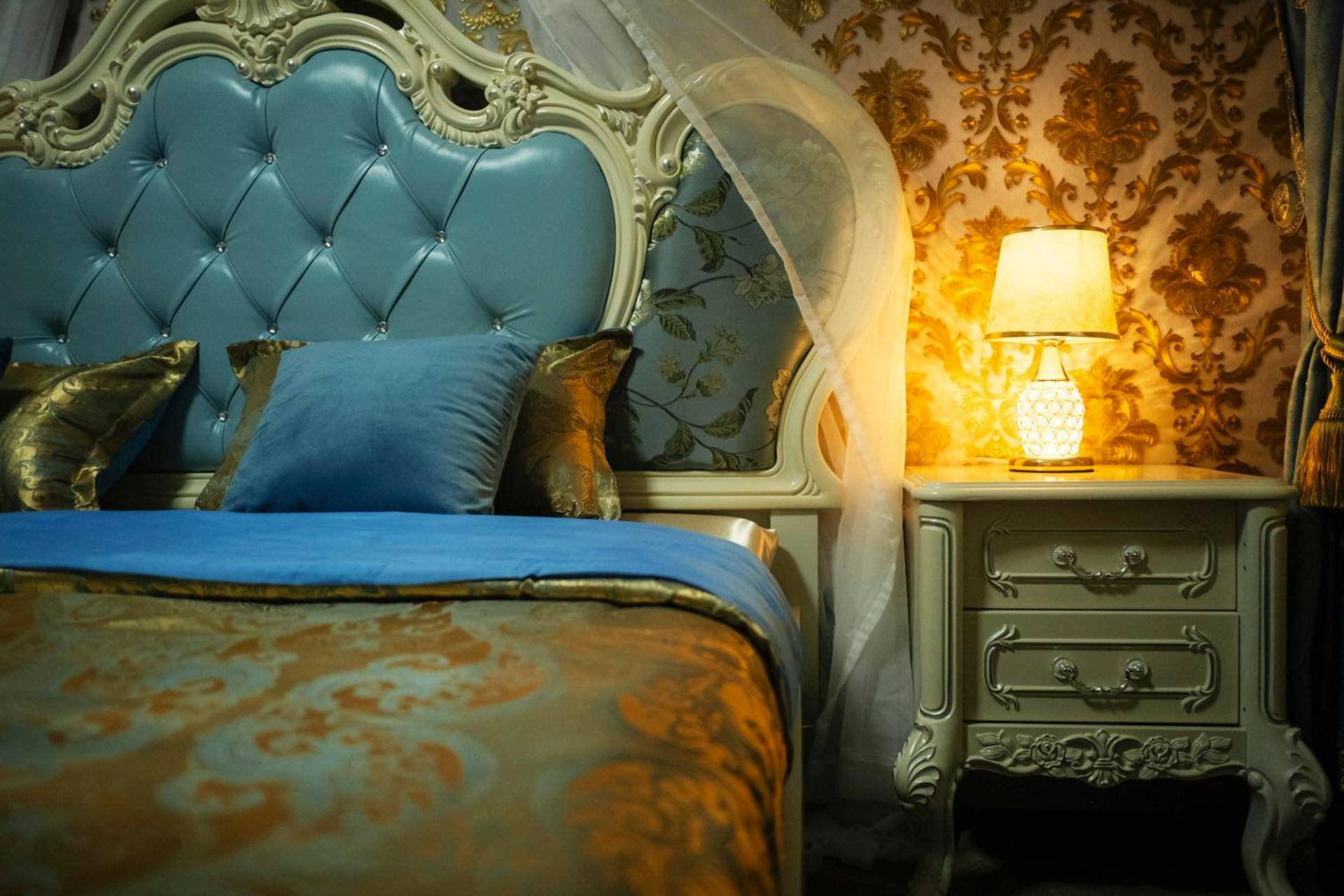 Lit baroque avec tête de lit capitonnée bleue - Villa - Aphrodia love room