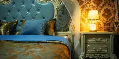 Lit baroque avec tête de lit capitonnée bleue - Villa - Aphrodia love room