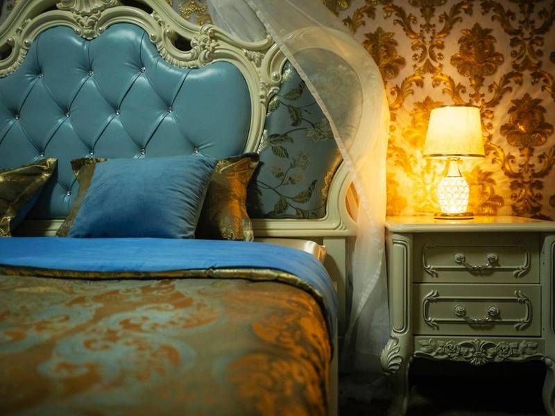 Lit baroque avec tête de lit capitonnée bleue - Villa - Aphrodia love room