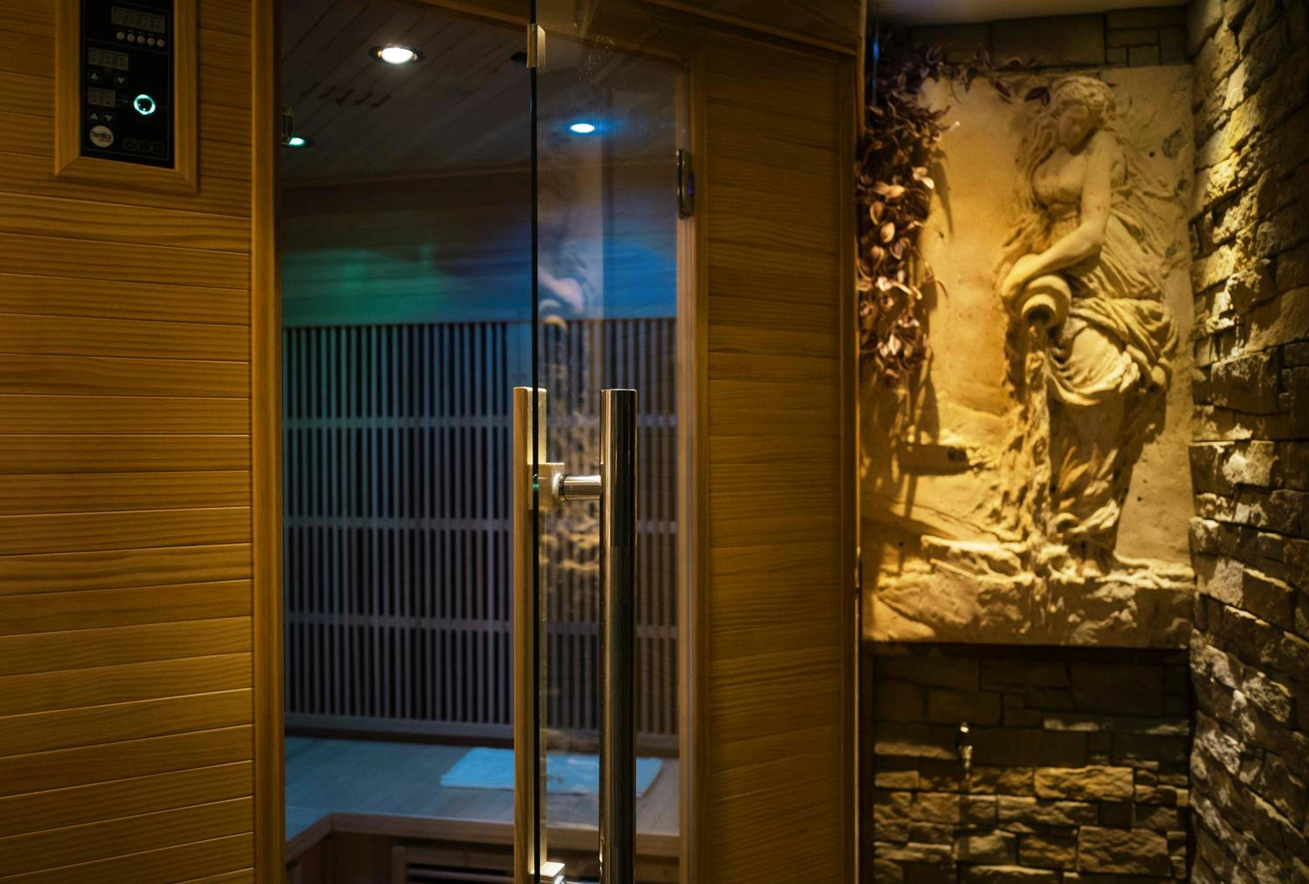 Sauna infrarouge avec mur en pierre sculptée - Villa - Aphrodia love room