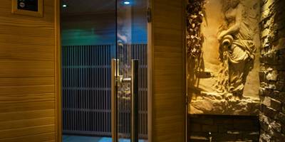 Sauna infrarouge avec mur en pierre sculptée - Villa - Aphrodia love room