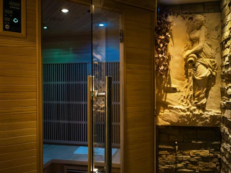 Sauna infrarouge avec mur en pierre sculptée - Villa - Aphrodia love room