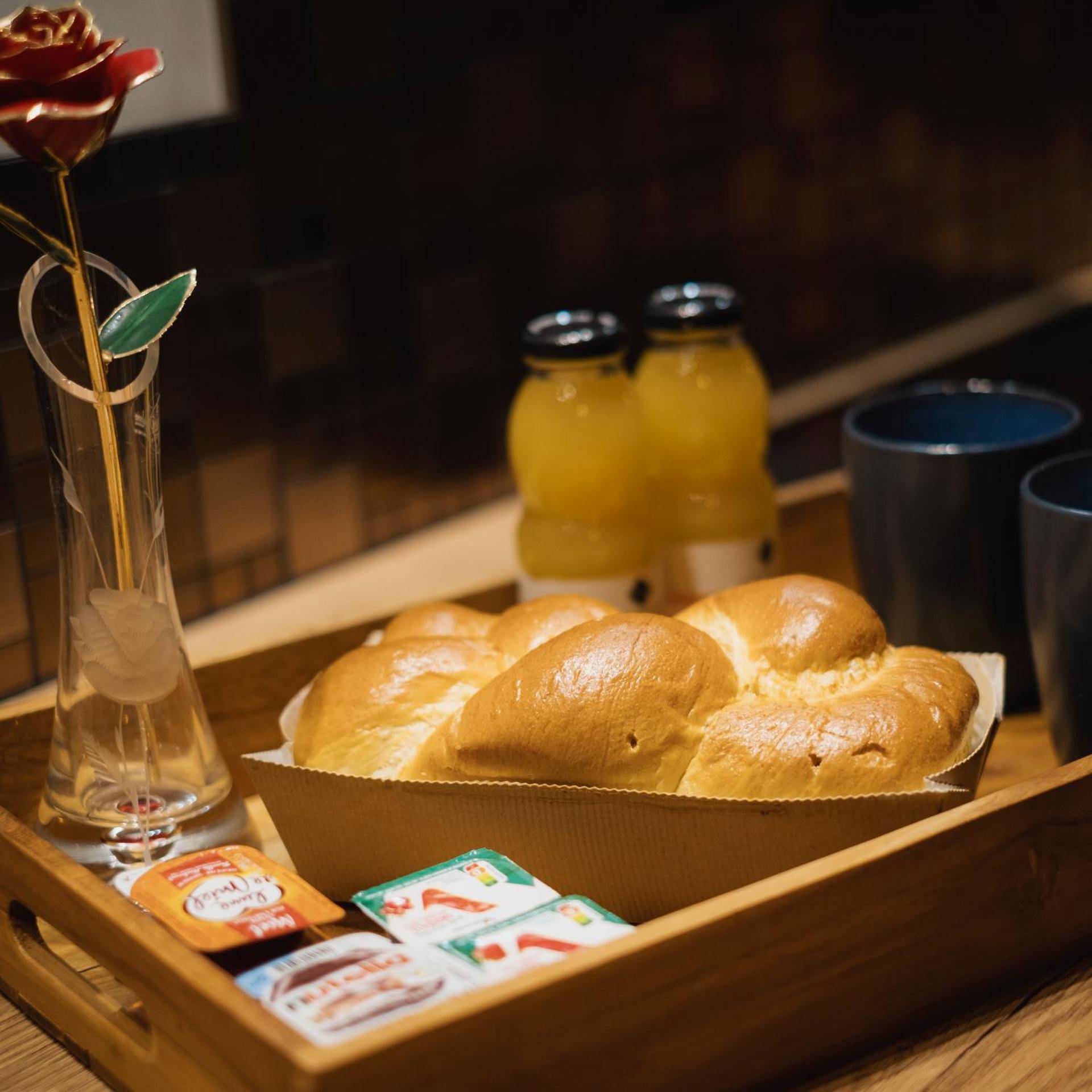 Plateau petit - déjeuner avec brioche et jus - Villa - Aphrodia love room