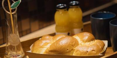 Plateau petit - déjeuner avec brioche et jus - Villa - Aphrodia love room