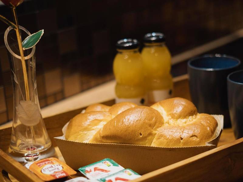 Plateau petit - déjeuner avec brioche et jus - Villa - Aphrodia love room