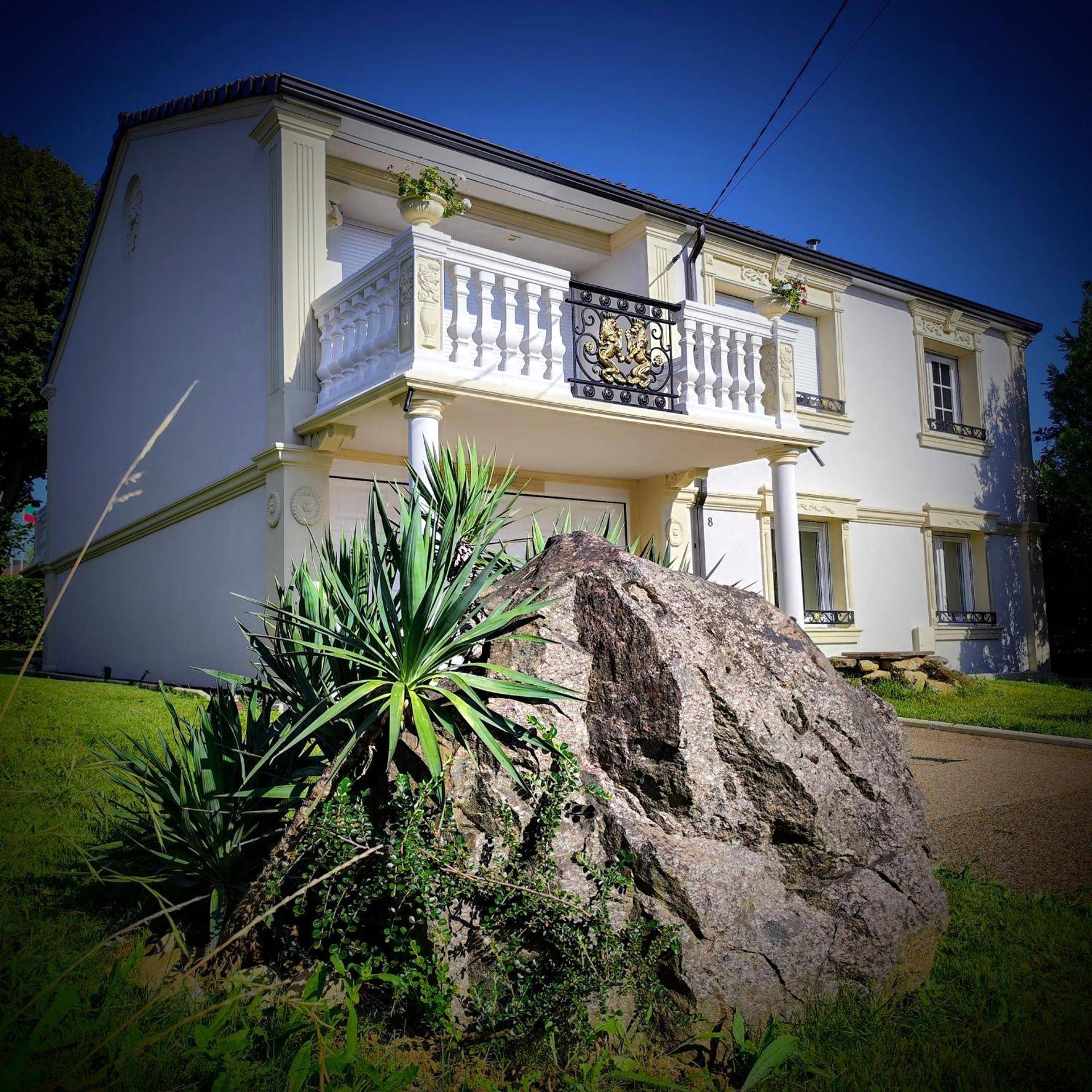 Façade de la villa avec balcon sculpté - Villa - Aphrodia love room