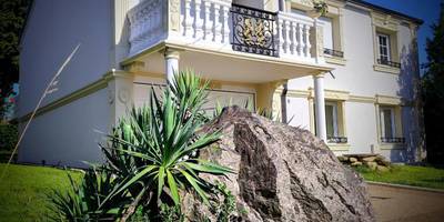 Façade de la villa avec balcon sculpté - Villa - Aphrodia love room