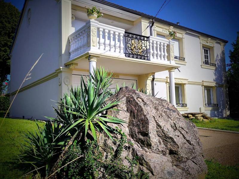 Façade de la villa avec balcon sculpté - Villa - Aphrodia love room